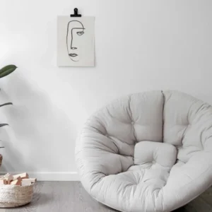 Design Schlafsessel NIDO von Karup Futon Polster in Hellgrau, Gesamtansicht in einem minimalistischem Wohnzimmer.