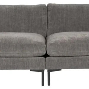 Zuiver 3-sitzer Sofa SUMMER ANTHRAZIT in Gesamtansicht mit zwei Sitzkissen, Zierkissen und schwarzen Metallfüßen.
