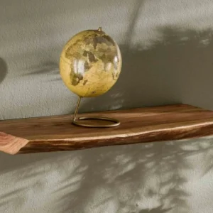 Steckboard Wandboard KANT 60 cm Akazie lackiert mit Baumkante in Gesamtansicht mit goldener Dekorationskugel.