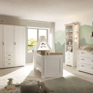 Babyzimmer JASMIN Komplettset Pinie weiß Nachbildung in Gesamtansicht mit Kleiderschrank, Wickelkommode, Bettchen und Regal.