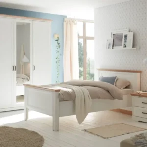 Singlezimmer JASMIN 3-teilig Schlafzimmerset in Pinie weiß mit Bett, Nachttisch und Kleiderschrank in heller Raumausstattung.