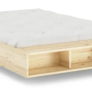 MERGE BED Kiefer natur Massivholzbett mit weißer Matratze und frontseitigem Stauraum in Gesamtansicht.