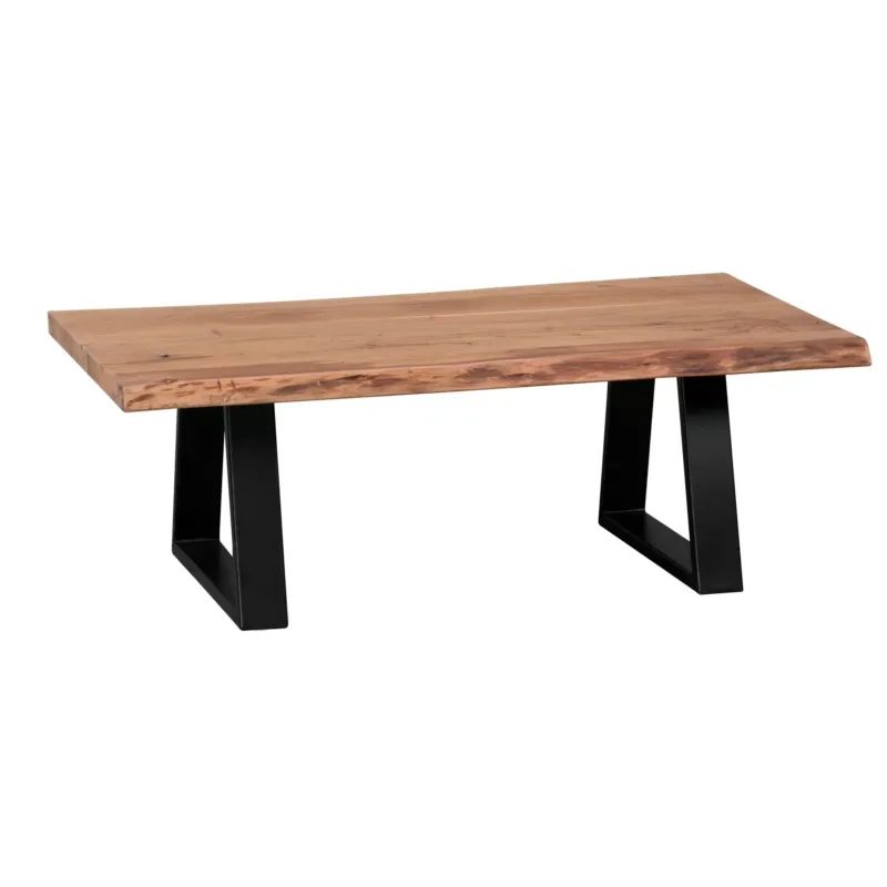 Couchtisch GAYA mit massiver Akazienholzplatte und schwarzen Trapezbeinen in Gesamtansicht.