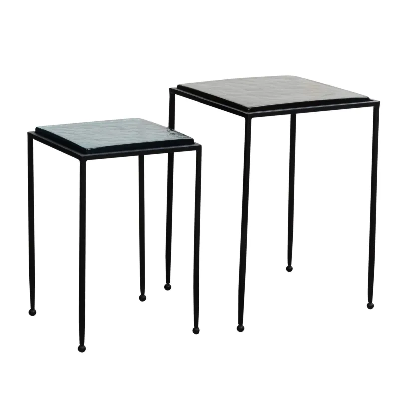 Beistelltisch 2er Set Glas Metall Blau Schwarz mit schwarzem Metallgestell und blauem Glastablett in Gesamtansicht.