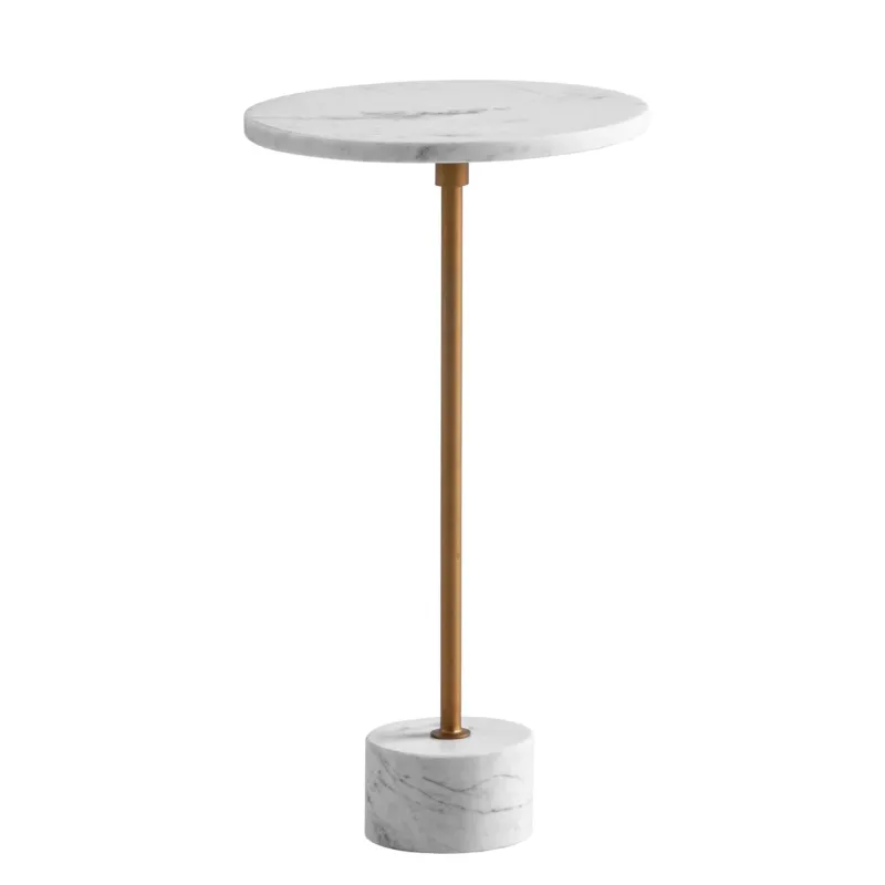 Runder Beistelltisch mit weißer Marmorplatte und zylindrischem Marmorsockel, verbunden durch goldenen Metallstab.