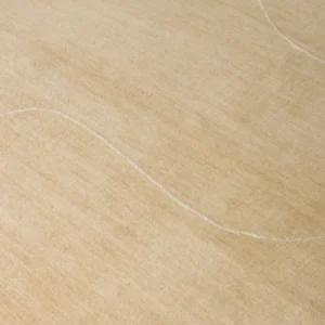 Detailaufnahme der beigen Oberseite des Teppichs Doodle 200x300 mit gestepptem Randmuster.