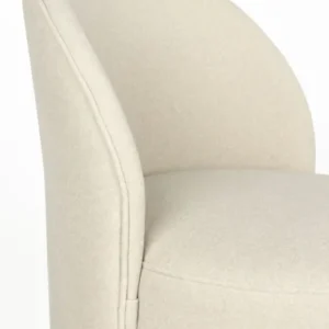Loungesessel Plush Beige mit geschwungener Rückenlehne und cremefarbenem Samtbezug, Detailansicht der Seitenlehne.