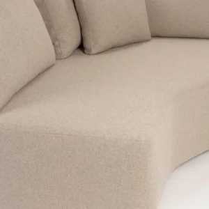 Sofa Prosper Left in Cappuccino mit Longchair-Element, Detailansicht der Sitzfläche und Rückenkissen aus Polyester.