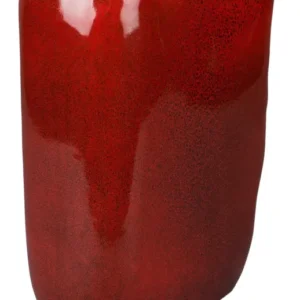 Handgefertigte Vase Edna M in Rot aus Keramik mit gewölbter, asymmetrischer Form in Gesamtansicht.