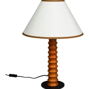 Tischlampe Horace mit geriffeltem Eichenholzfuß, weißem Leinenschirm und schwarzer Basisplatte in Gesamtansicht.
