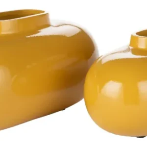 Zwei Deko-Vasen Droplet M Ochre mit glänzender Oberfläche und ovaler Form, nebeneinander angeordnet.