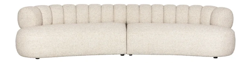 Sofa Duvane 4,5-Sitzer in Beige mit gerippter Rückenlehne und abgerundeten Armlehnen, Gesamtansicht von vorne.