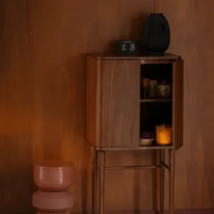 Schrank Morrison mit Walnussfurnier und Massivholz von Dutchbone