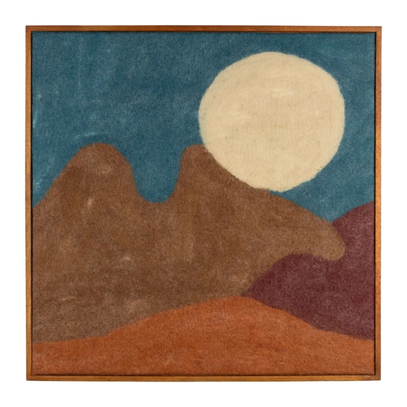 Wandbild Chandra mit abstracter Berglandschaft unter Vollmond, Filzbezug in Braun- und Blautönen mit Mangoholzrahmen.