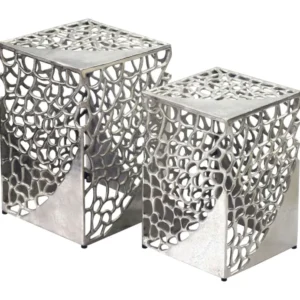 Zweiteiliges Beistelltisch-Set aus Aluminium in Silber mit durchbrochenem Strukturmuster an den Seitenflächen.