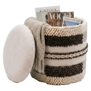 Sitzhocker mit Stauraum aus Wolle in Beige, Gesamtansicht mit geöffnetem Deckel, darin Zeitschriften und gefaltete Textilien.
