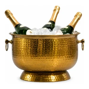 Champagnerkühler Hammerschlag Gold XXL für 6 Flaschen in Gesamtansicht mit drei Champagnerflaschen und Eis gefüllt.