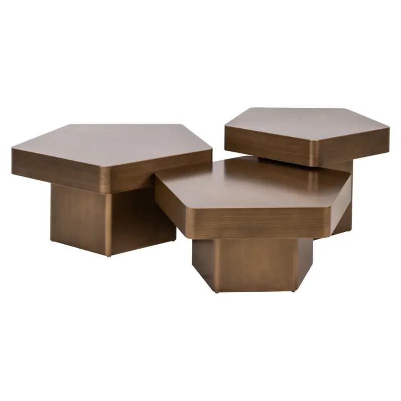 Gesamtansicht des Couchtisch Hexa 3er-Sets mit drei sechseckigen Tischen aus Eisen in brushed gold Ausführung.
