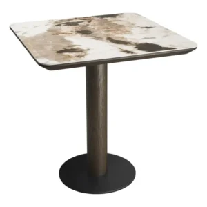Bistro-Tisch Langford braun mit quadratischer Keramikplatte im Marmor-Muster auf Holzgestell mit Metallsockel.