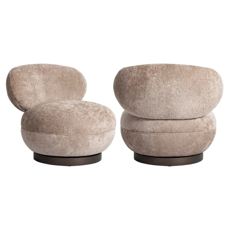 Gesamtansicht zweier Loungesessel Jace Sand mit Polsterung in Beige und schwarzem Metallsockel mit Drehfunktion.