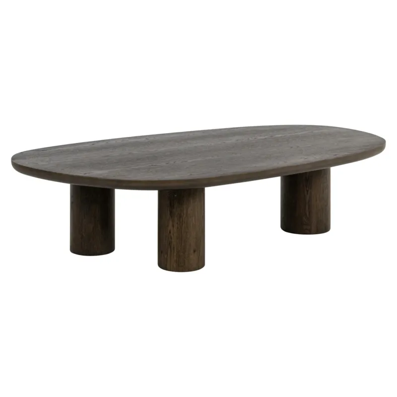 Couchtisch Ellington mit ovaler Tischplatte aus Eichenfurnier und drei zylindrischen Holzbeinen in Braun, Gesamtansicht.