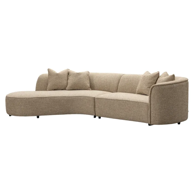 Gesamtansicht des Sofas Romero mit Ottomane links in Sand Tweed, geschwungene Form mit Kissen.