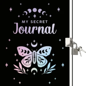 Das Buchcover zeigt einen schwarzen Hintergrund mit einer schimmernden, irisierten Schmetterlingsillustration in zarten Pastellfarben, umgeben von kleinen Sternen und Mondphasen. Der Titel „MY SECRET Journal“ prangt in großem, geschwungenem Schriftzug in Weiß und Pastell, was dem Cover eine geheimnisvolle und verträumte Atmosphäre verleiht. Oben rechts ist ein kleiner Vorhängeschloss-Clip zu sehen. Ganz unten mittig steht der Logoschriftzug von arsEdition.