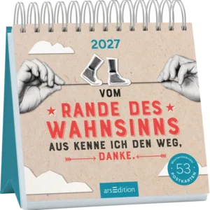 Auf dem Buchcover ist ein hellbrauner, strukturiert wirkender Hintergrund zu sehen, der an Kraftpapier erinnert. In der Mitte steht der Titel „VOM RANDE DES WAHNSINNS“ in roten, hervorgehobenen Buchstaben, darunter die Zeile „AUS KENNE ICH DEN WEG, DANKE.“ in schwarzer Schrift. Zwei Hände halten eine Wäscheleine, an der zwei verschiedene Stiefel hängen. Oben rechts prangt der Jahreszahl „2027“. Ganz unten mittig steht der Logoschriftzug von arsEdition.