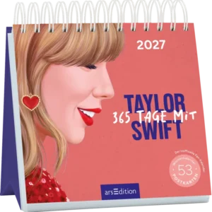 Das Cover zeigt ein farbenfrohes und verspieltes Design mit einem Porträt von Taylor Swift, die auf der linken Seite mit einem breiten Lächeln und blonden, welligen Haaren abgebildet ist. Sie trägt einen herzförmigen Ohrring, der einen besonderen Akzent setzt. Der Hintergrund ist in einem sanften Rosaton gehalten. In blauer, großer Typografie steht „TAYLOR SWIFT“ über dem Schriftzug „365 TAGE MIT“, das in einer freundlichen Schriftart darunter platziert ist. Ganz unten mittig...