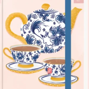 Das Cover zeigt eine stilisierte Teekanne und zwei Teetassen in blau-weißer Porzellanoptik, verziert mit floralen Motiven. Der Hintergrund ist in einem sanften Rosa gehalten, was eine freundliche und einladende Atmosphäre schafft. Eine farblich abgestimmte, blau-weiße Bänderung umschließt das Cover und trägt zur eleganten Gestaltung bei. Der Schriftzug „my NOTES“ in zartem Rosaton ist freundlich positioniert. Ganz unten mittig steht der Logoschriftzug von arsEdition.