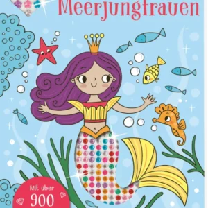 Gezeigt wird eine 3D-Ansicht des Heftes. Das Buchcover zeigt eine fröhliche Meerjungfrau mit lila Haaren und einer Krone, die in einer bunten, Unterwasserlandschaft schwimmt. Ihre Flosse zeigt die Diamantsticker, welche hinter dem Cover aufbewahrt werden. Sie wird von stilisierten Fischen sowie Wasserpflanzen umgeben. Über ihr steht in geschwungener Schrift „Mein Diamant-Stickerheft Meerjungfrauen“. Am unteren Rand ist der Hinweis „Mit über 900 Glitzersteinen zum Verzieren“ zu sehen....