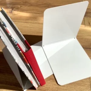weiße Buchstützen aus Metall