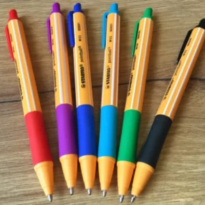 Kugelschreiber Greenpoint von Stabilo in 6 Farben (Gehäuse gelb, Griffstück, Clip und Klicker in der Schreibfarbe).