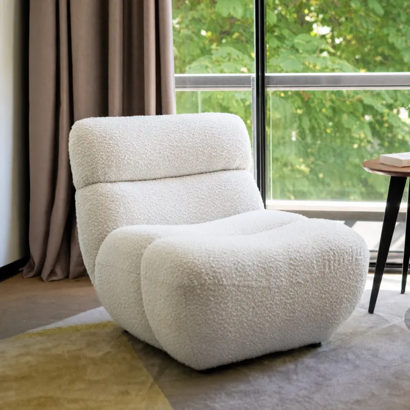 Fauteuil tissu bouclé blanc grande fenêtre vitrée avec verdure rideau marron – Maison Pavane