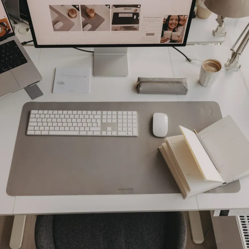 Schreibtischunterlage grau mit Herz-Prägung, moderner Arbeitsplatz mit Monitor und Zubehör