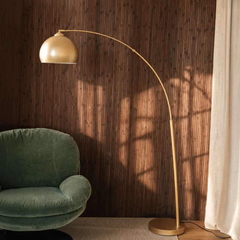 Lampadaire doré arrondi fauteuil kaki confort Dinard – Maison Pavane